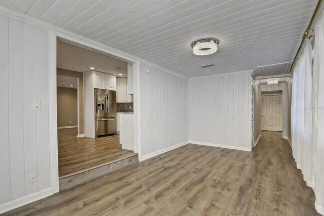 Building Photo - 815 W Lowry Ln