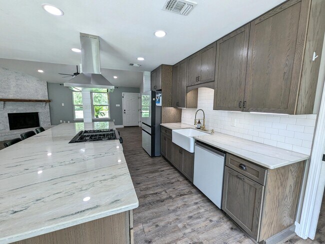 Building Photo - 8717 Sand Pine Dr