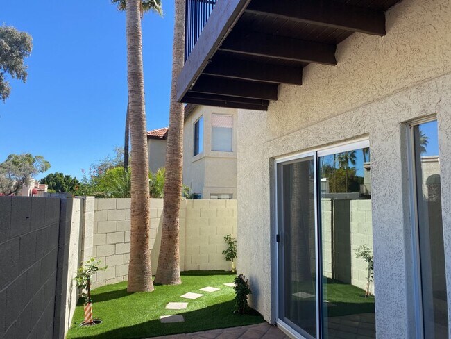 Building Photo - Must See 2/2.5 Condo in Pointe South Mount...