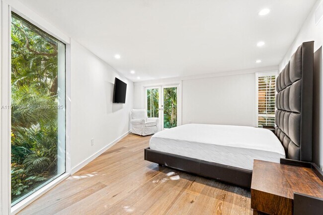 Building Photo - 11015 Lakeside Dr