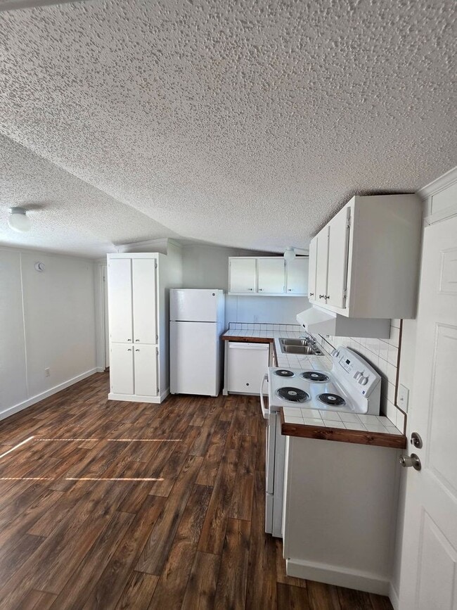 Building Photo - Ready to Move in