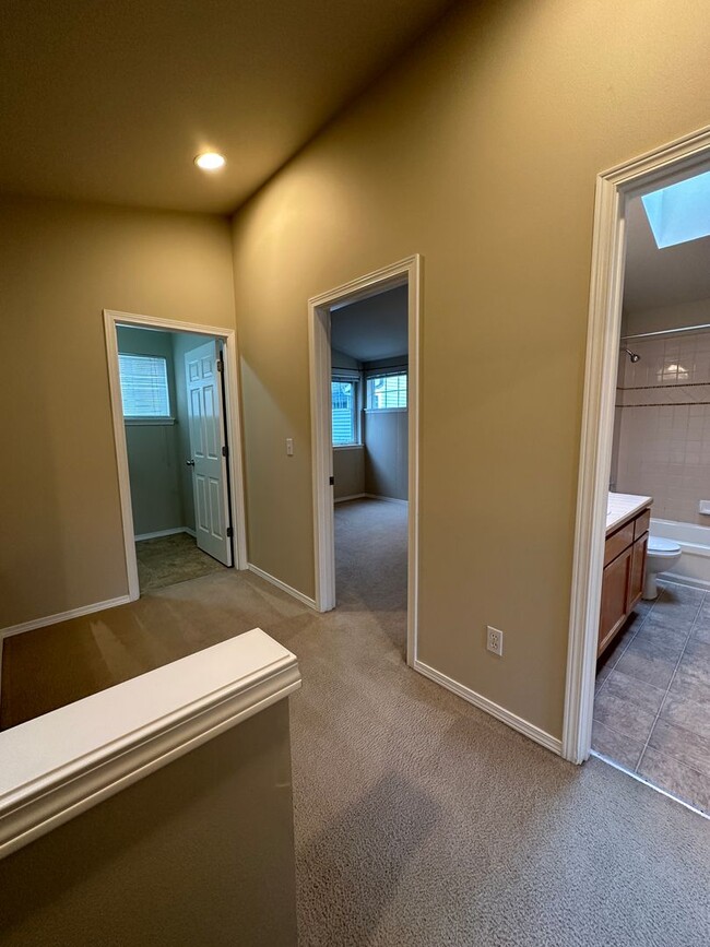 Building Photo - 3 bed 2 bath Townhome Green Lake Neighborh...