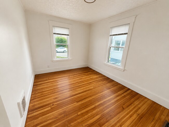 Building Photo - 18 Buell St