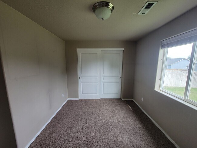 Building Photo - Charming Home on Richland– Fenced Yard, Fi...