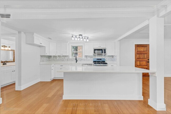Building Photo - Newly Renovated 3 Bed / 2.5 Bath with Doub...