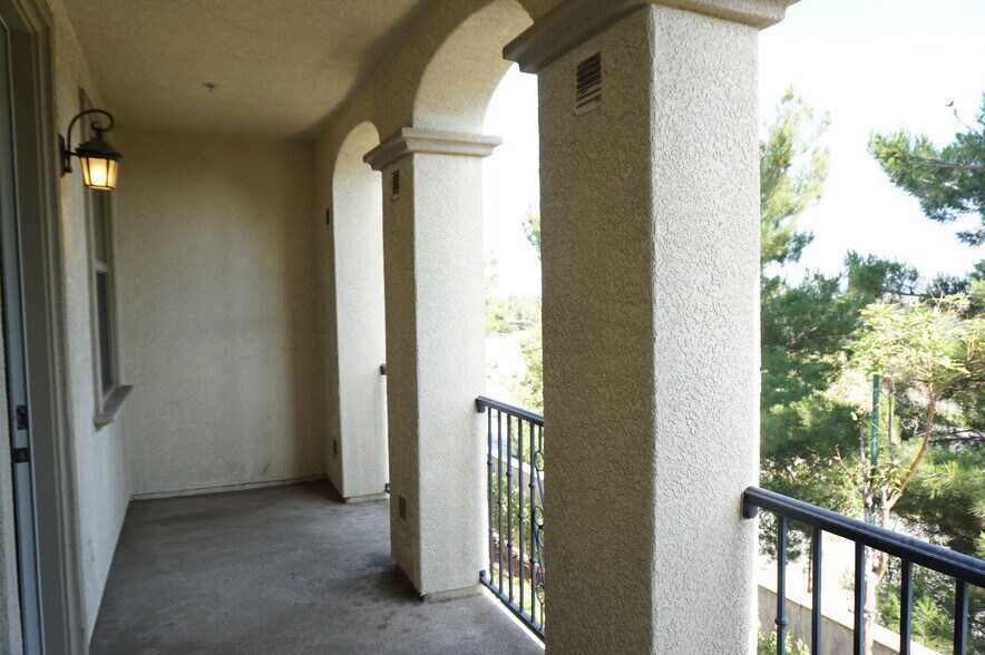 Building Photo - 20406 Paseo Cresta