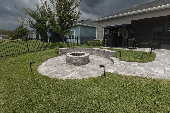 Building Photo - 4 Bedroom 2 Bath home for rent with beauti...