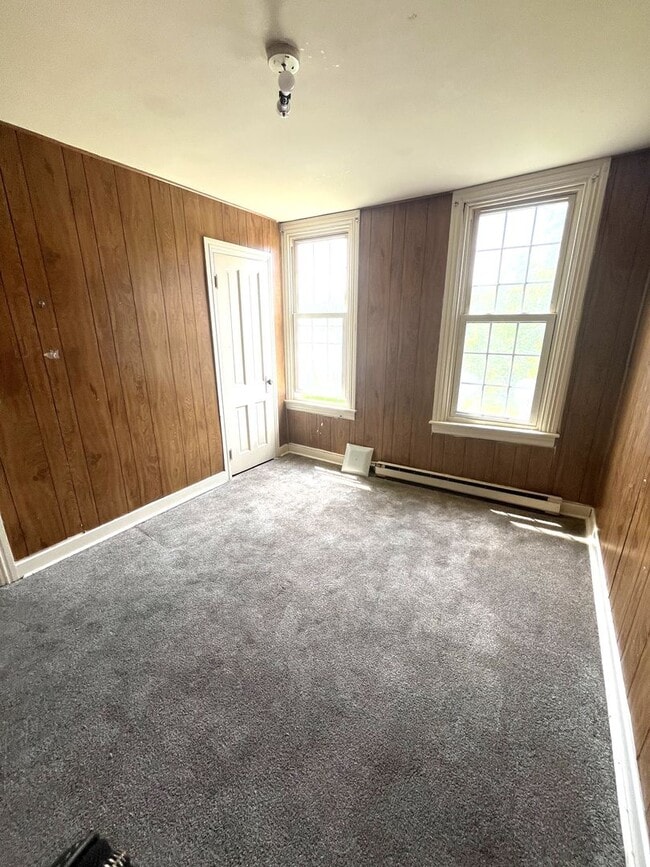 Building Photo - Second-Floor 2 Bedroom / 1 Bathroom Apartm...