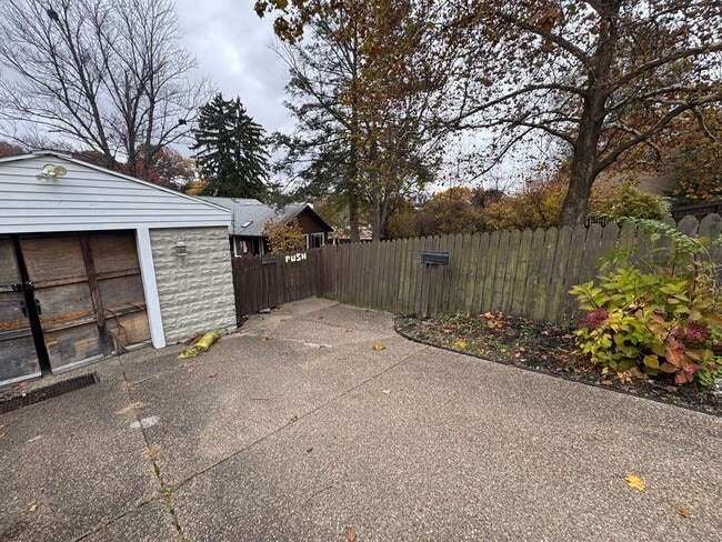 Building Photo - Spacious Private Oasis - 3 Bedroom 2 Bathroom House in Green Tree!