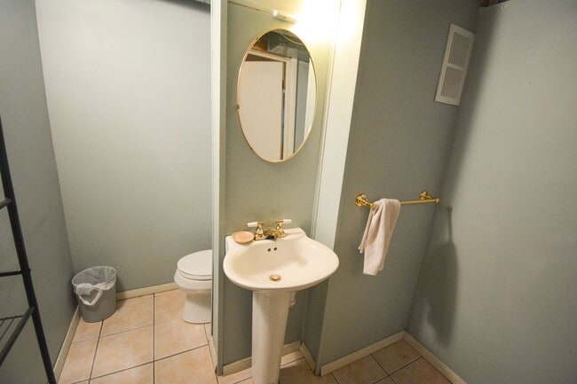 Building Photo - Fantastic 2 bed 2.5 bath Home In Cul-De-Sa...