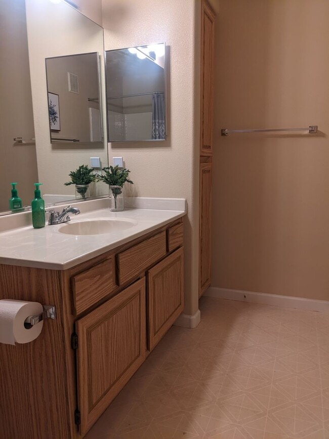 Building Photo - 2 Bedroom 2 Bath in Broomfield - Available...