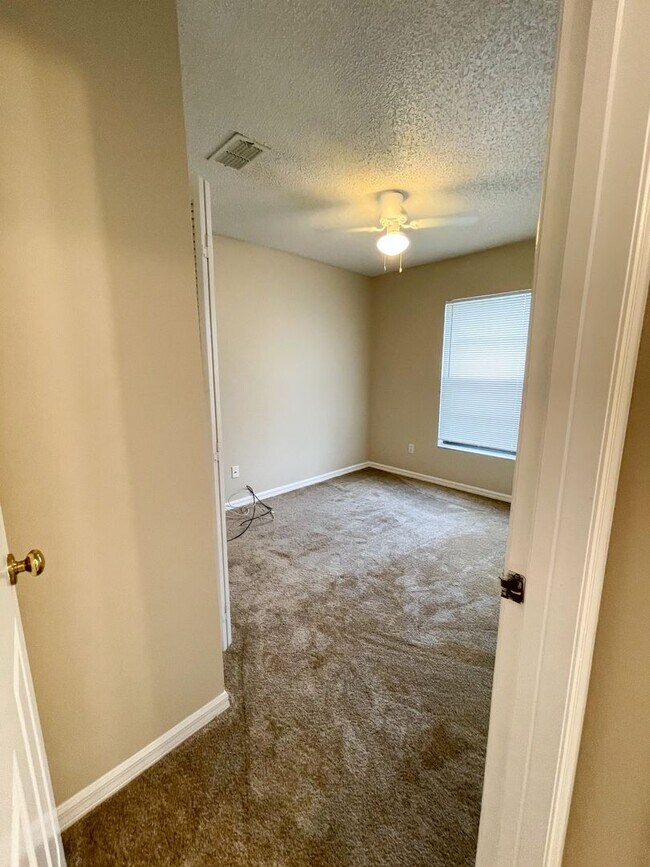 Building Photo - Beautiful 3-Bedroom, 2-Bath Home with 2-Ca...