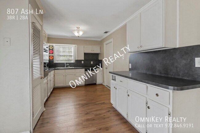 Building Photo - 807 Ash Ln