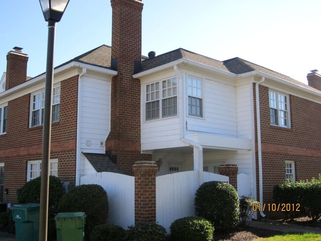 Primary Photo - Spacious 3 Bedroom 2.5 Bath Condo in sough...