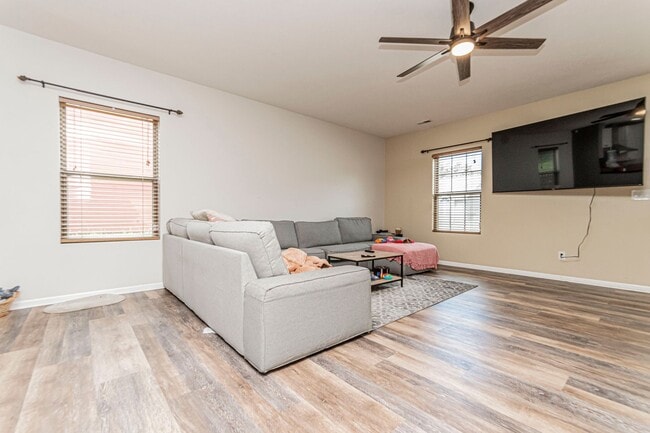 Building Photo - Spacious single family home