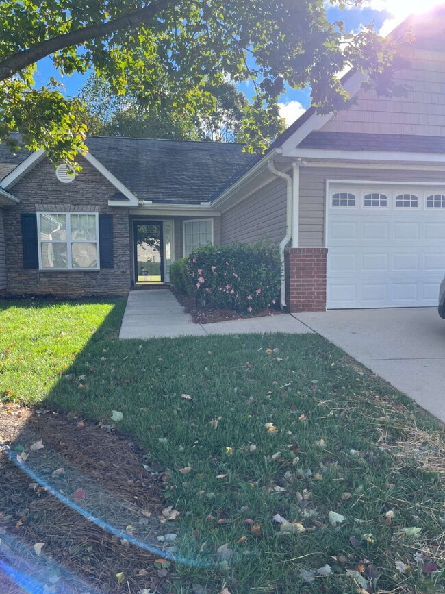 Building Photo - "Charming 3-Bed Townhouse with Granite Tou...