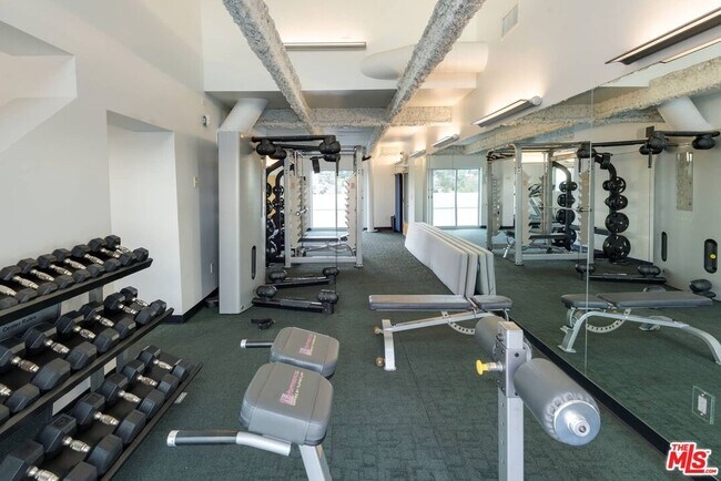 Building Photo - 838 N Doheny Dr