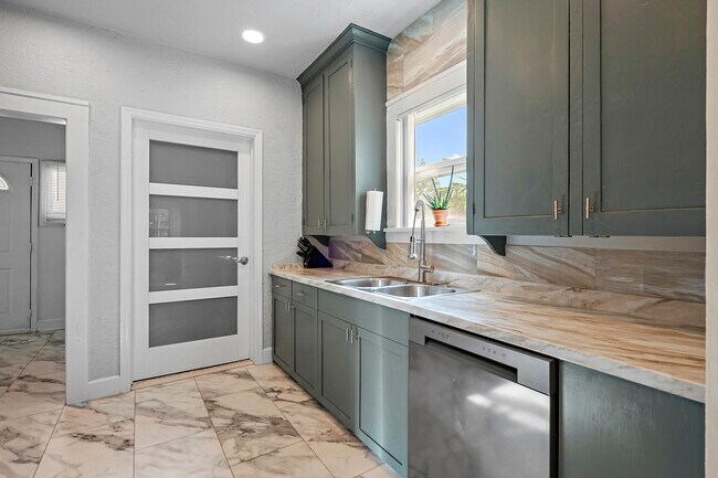 Building Photo - 2560 4th Ave S