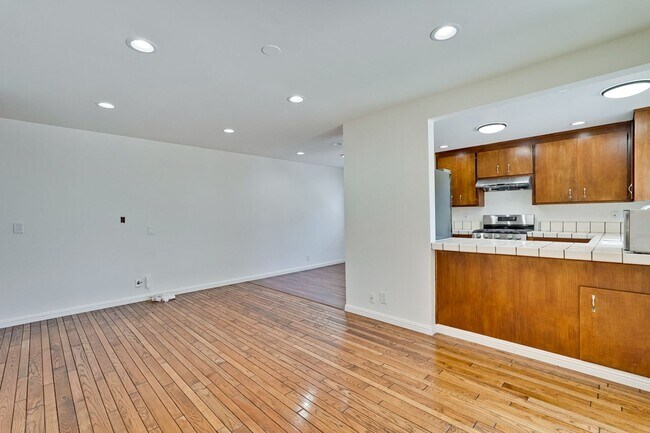 Building Photo - Bright and Spacious 3 Bed 2 Bath Single Fa...