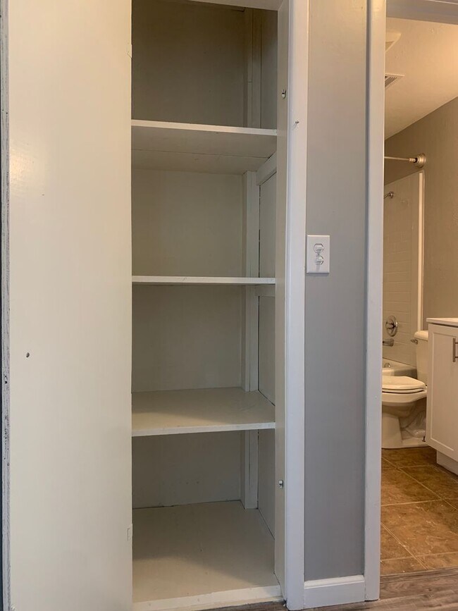 Building Photo - Charming Two Bedroom Downtown Springdale -