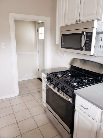 Building Photo - 51 Sterling St