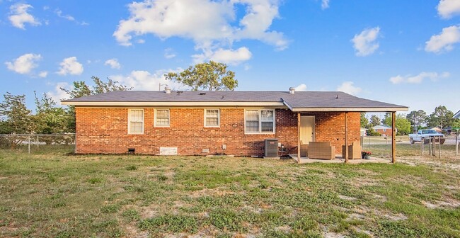 Building Photo - 3 Bed, 2 Bath Nest Near Cape Fear Valley