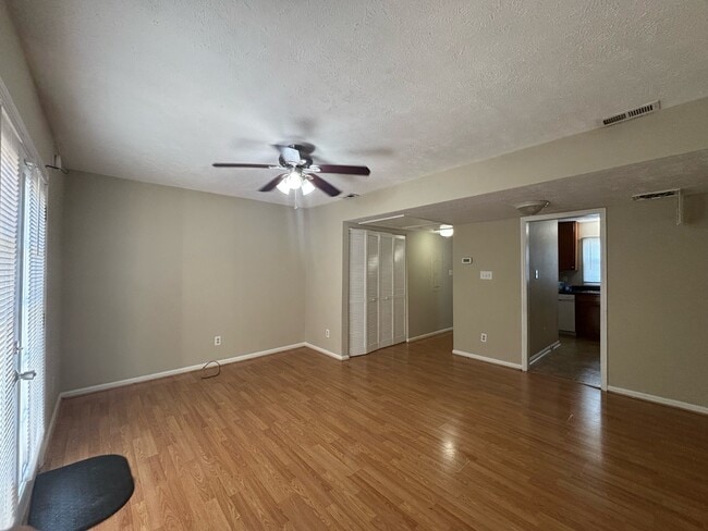 Building Photo - 422 Kirkcaldy Ct