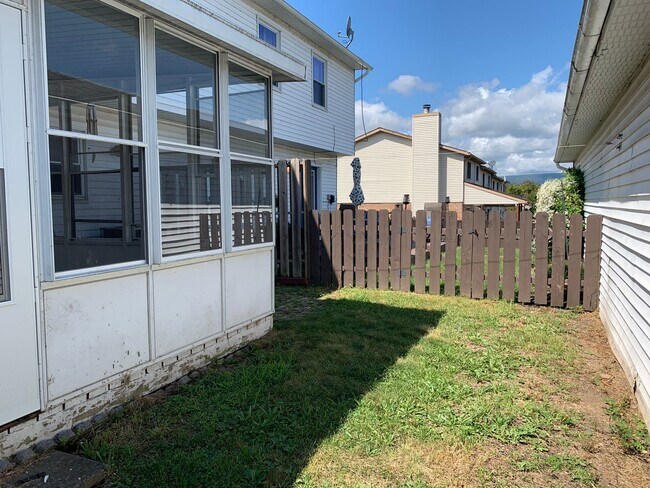 Building Photo - CONTRACT PENDING!!Spacious 2-story, 3 bed/...