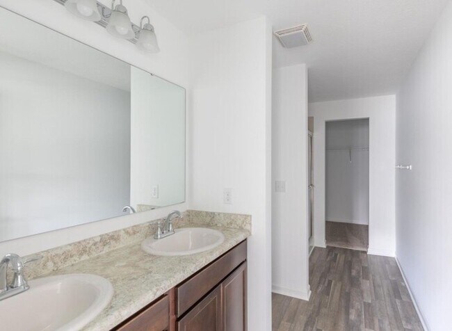 Building Photo - 1111 Cobra Dr