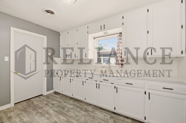 Building Photo - 1458 N Old Manor Rd