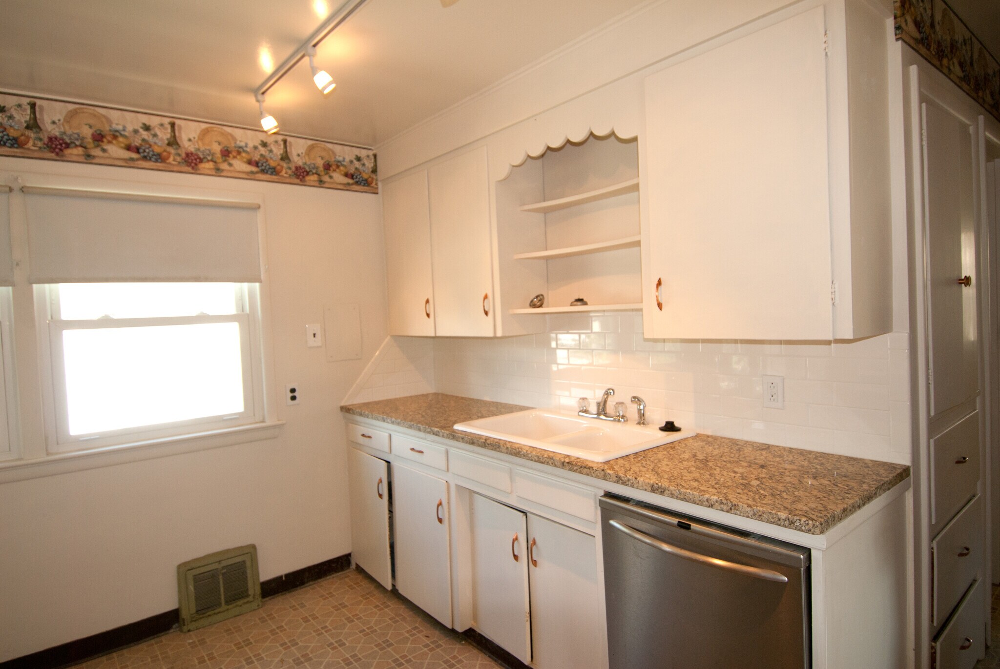 KITCHEN - 804 E Dale St