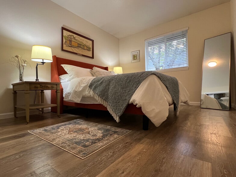 Building Photo - 376 Catron St N