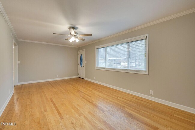 Building Photo - 336 W Ln St