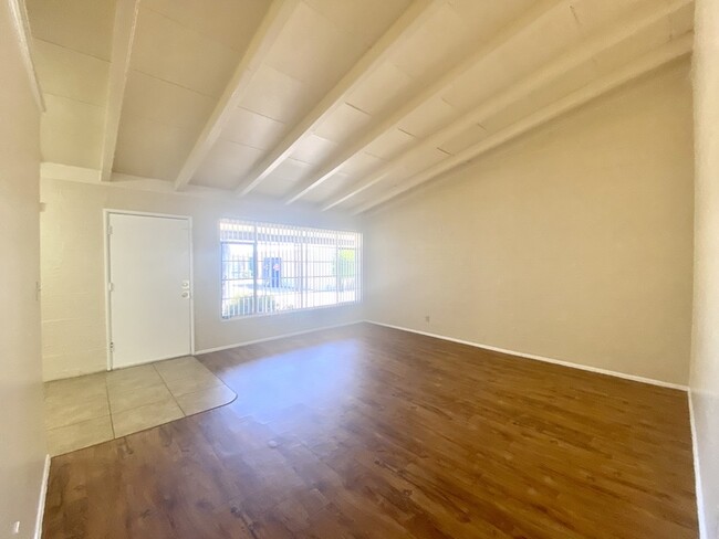 Building Photo - Spacious 2 Bedroom with Hard Flooring, Vau...