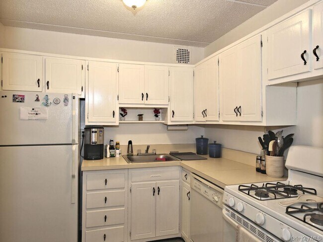 Building Photo - 480 Halstead Ave