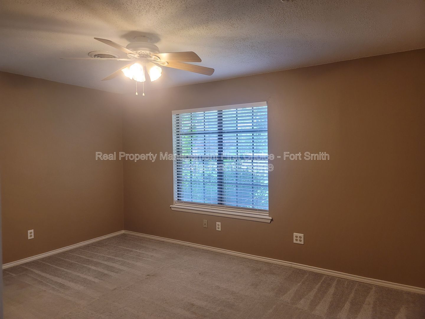 Building Photo - 306 Elfen Glen St