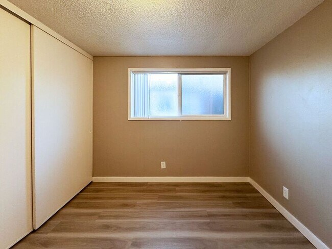 Building Photo - 1117 W 6th Ave