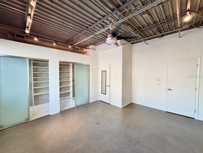 Building Photo - 2511 W Azeele St