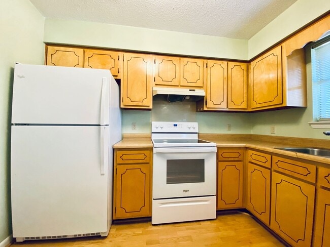 Building Photo - AVAILABLE NOW  [PET FRIENDLY]