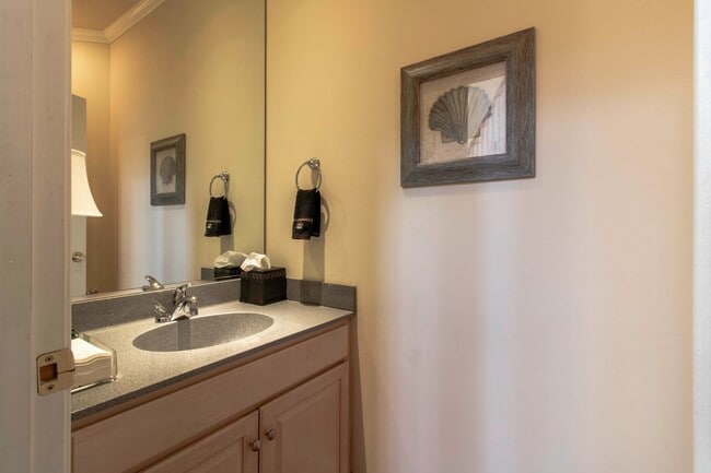 Building Photo - SHORT TERM - FURNISHED OR UNFURNISHED - SINGLE FAMILY - RBYCC