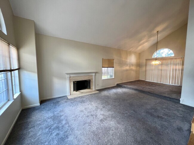 Building Photo - Huge 2 Story 5 Bedroom 3 Car Garage Home w...