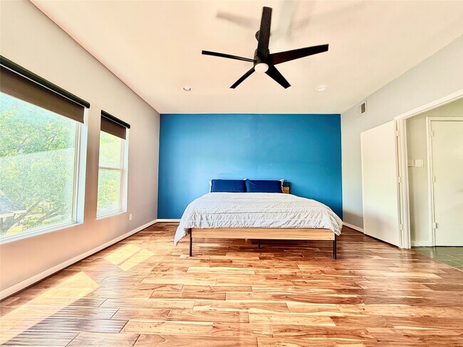 Building Photo - 608 W Drew St