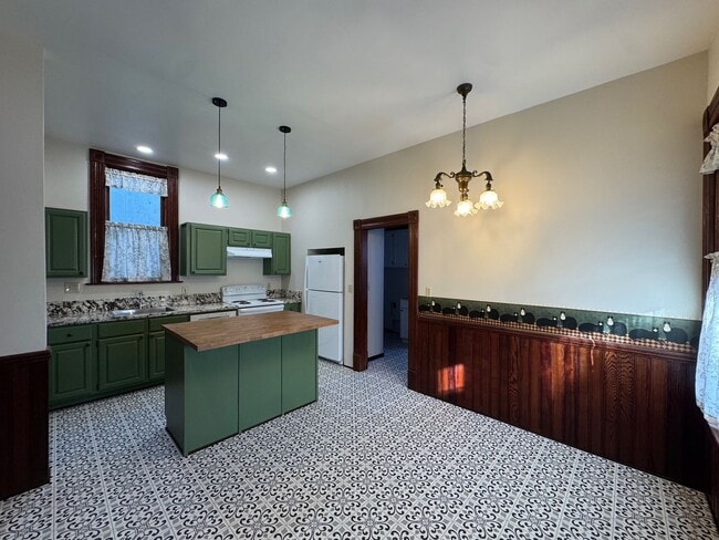 Building Photo - 801 Summer St