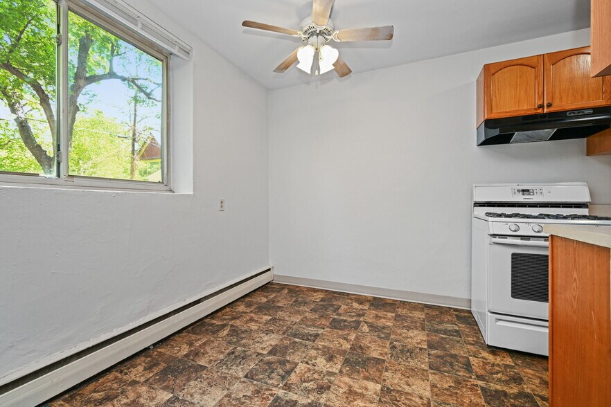 Building Photo - 515 5th St SE