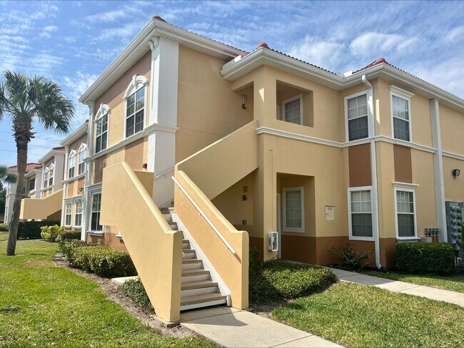 Building Photo - Spacious 2/2 unit becoming available now f...