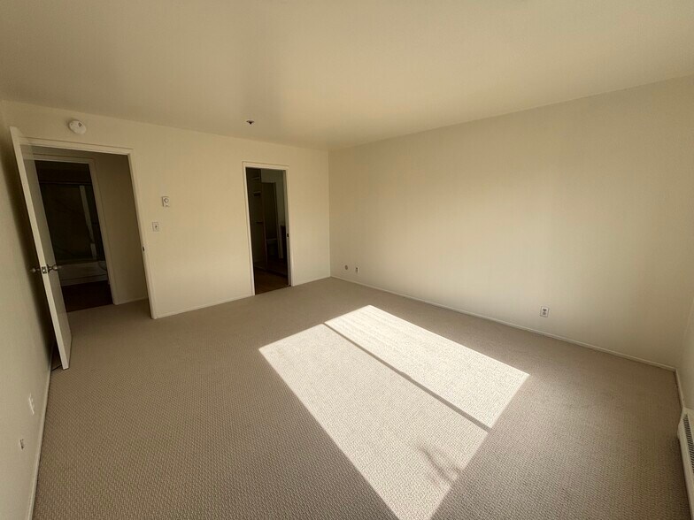 Master Bedroom - 230 W 5th Ave