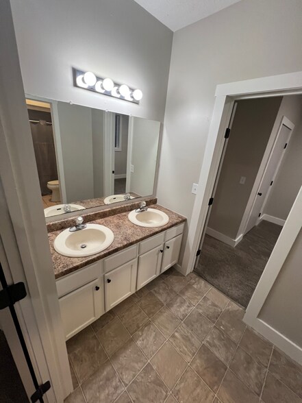 Building Photo - 704 W 15th St