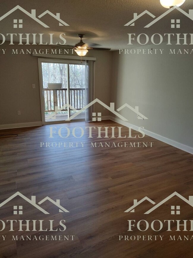 Building Photo - 213 Lookover Dr