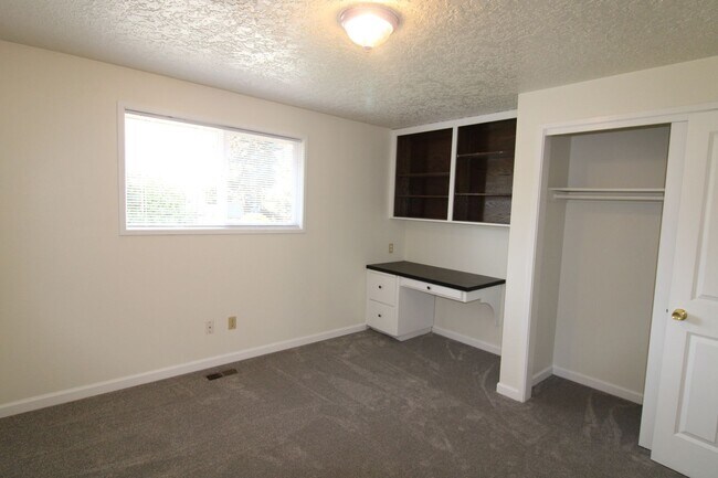 Building Photo - SPACIOUS 3+ BEDROOM SALMON CREEK/MOUNT VISTA MULTI-LEVEL HOME WITH LARGE FENCED YARD!