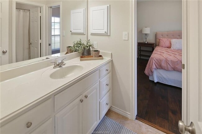 Building Photo - 200 Karten Ln